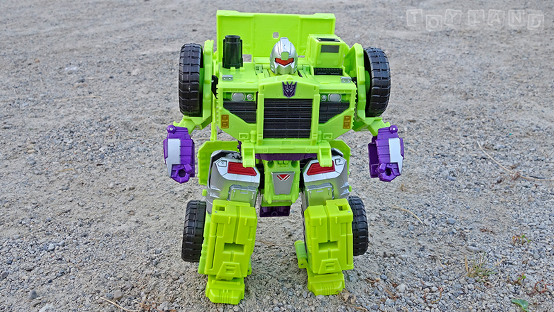 Illustration for article titled The Colossal New Transformers Devastator Is Better than the Original